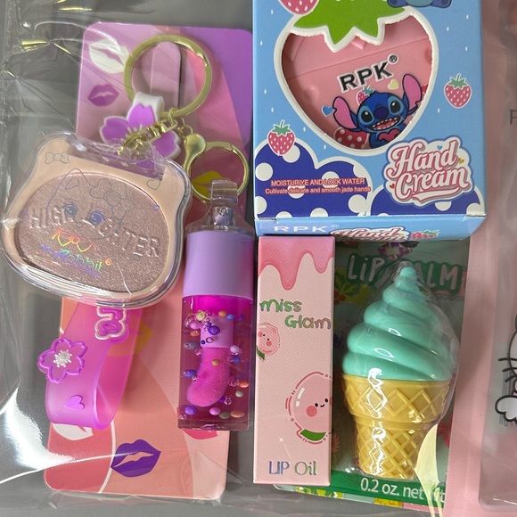 Hello Kitty & Stitch Beauty Gift Set | Lip Gloss, Highlighter & Accesories - Picture 3 of 6